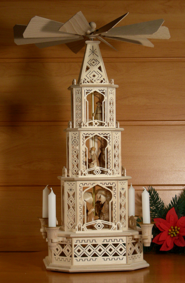 Original Weihnachtspyramiden aus dem Erzgebirge Pyramide Christi Geburt mit Figuren aus Seiffen